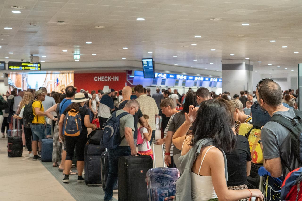 Sardegna, il biglietto non basta per partire: voli pieni, liste d’attesa e collegamenti cancellati