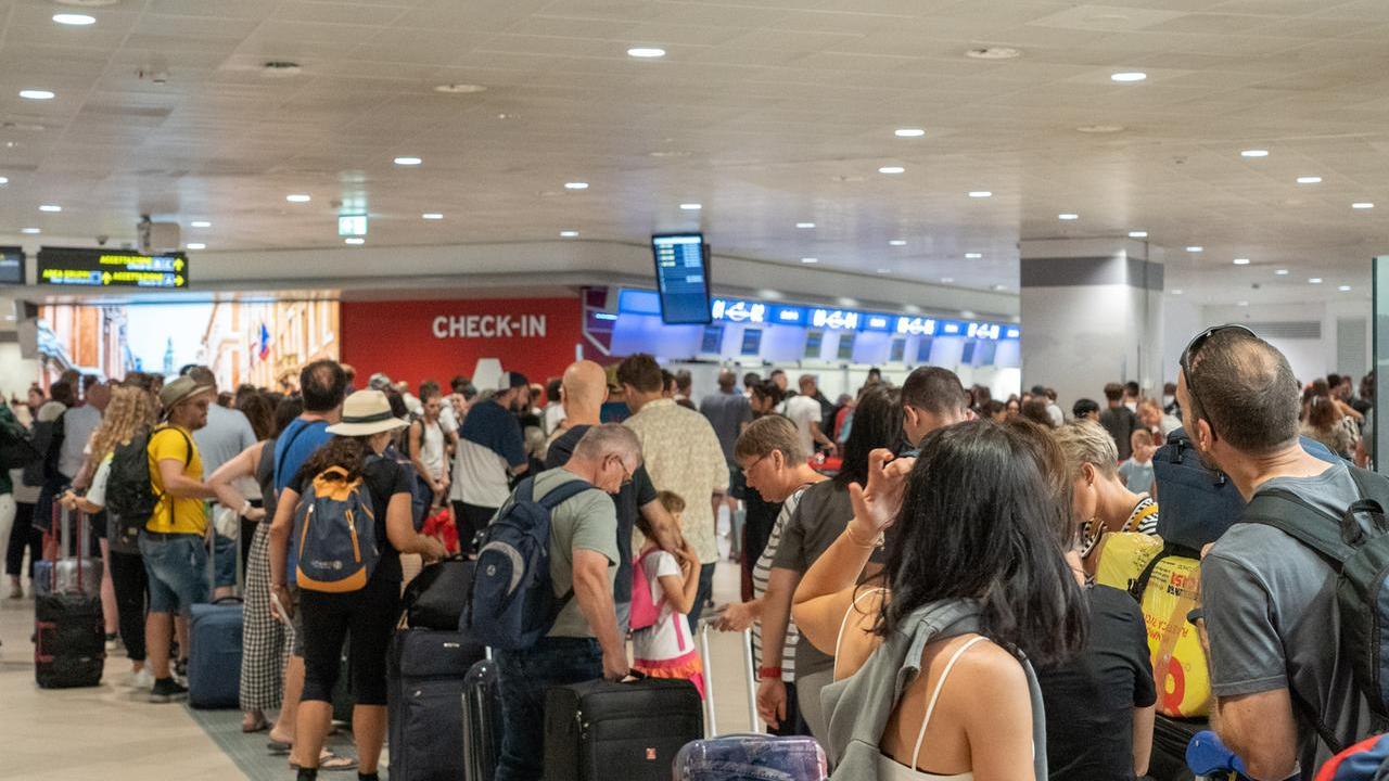 Sardegna, il biglietto non basta per partire: voli pieni, liste d’attesa e collegamenti cancellati