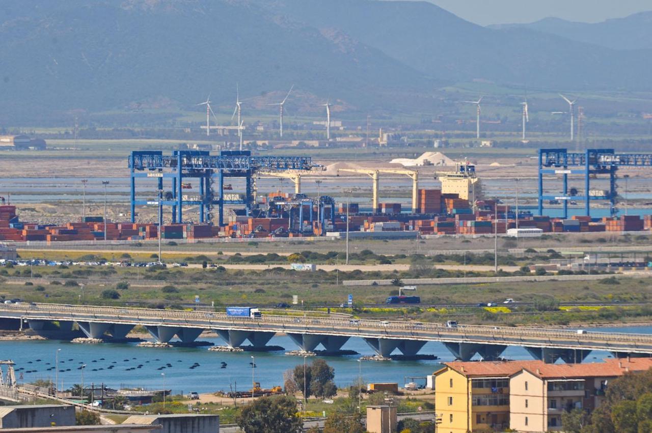 Tragedia al porto canale, operaio travolto e ucciso da tubi di metallo