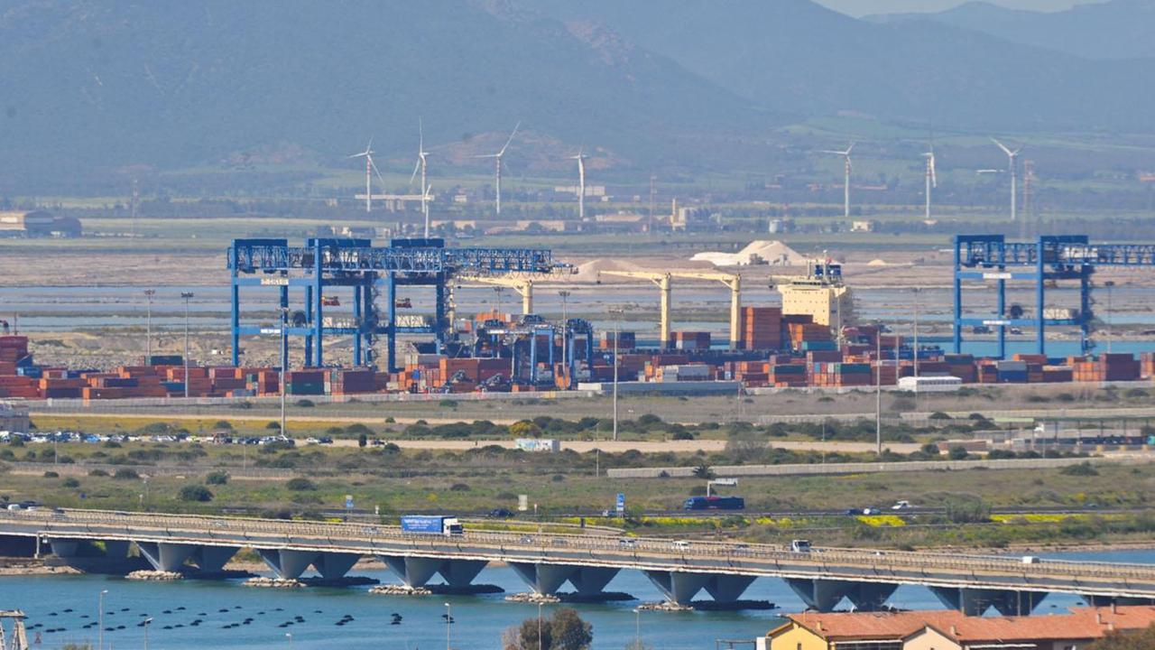 Tragedia al porto canale, autotrasportatore travolto e ucciso da tubi di metallo