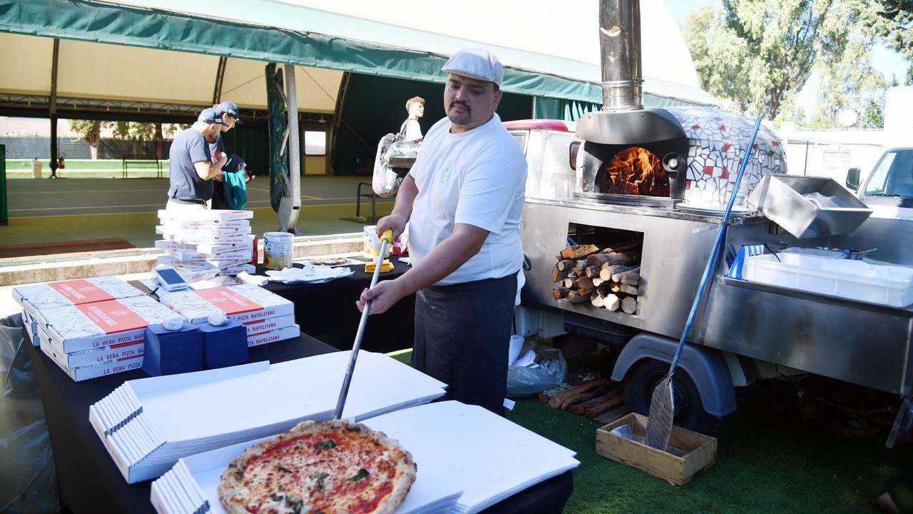 In Gallura c’è un’Ape che sforna le pizze: «Eredi di una tradizione nata nel 1848»