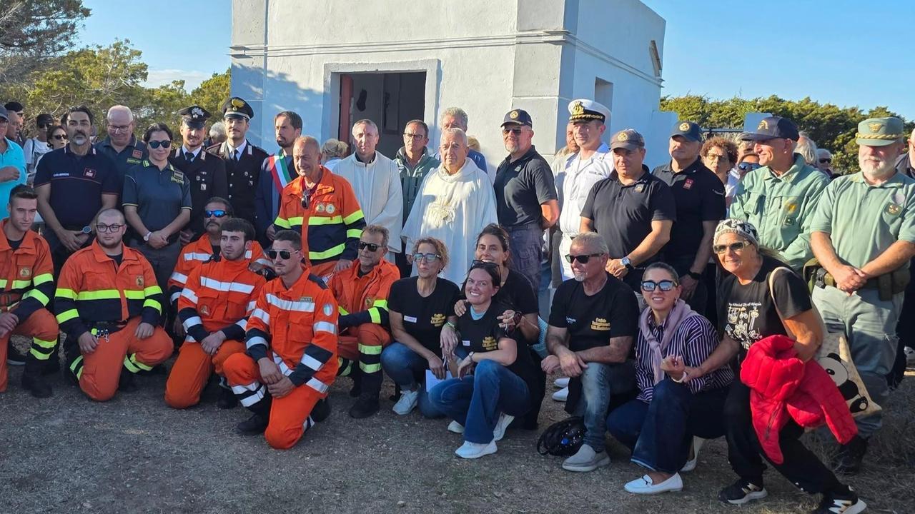 La Maddalena, riapre la chiesetta risparmiata dalle fiamme: celebrata la prima messa dopo il rogo che ha devastato Santa Maria