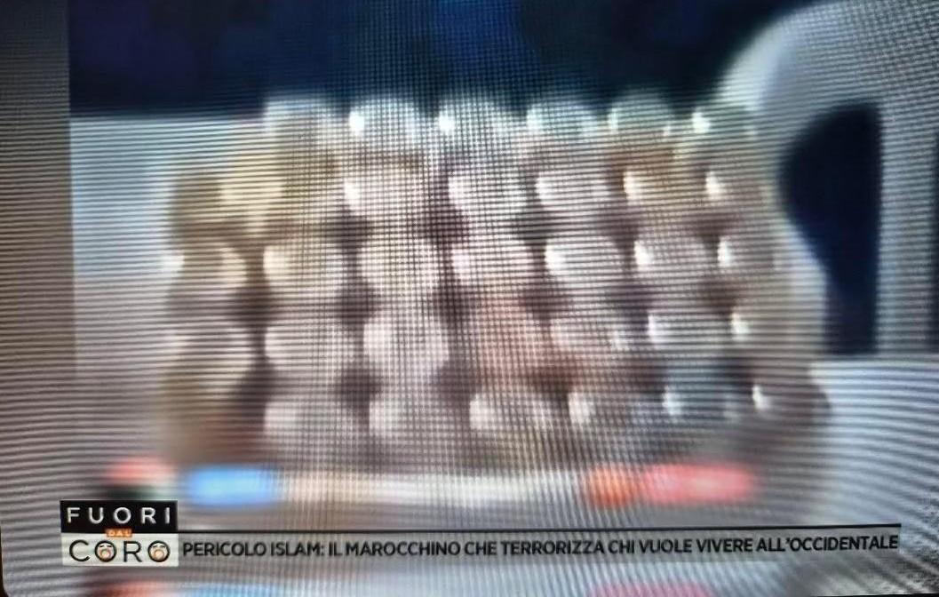 Minaccia le donne senza velo su TikTok mostrando un coltello e proiettili: denunciato un 49enne
