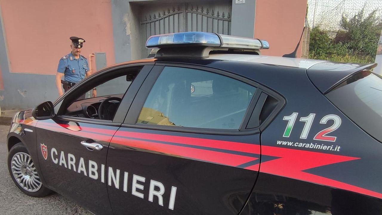Violenta lite in famiglia, in casa spunta anche la droga: arrestato