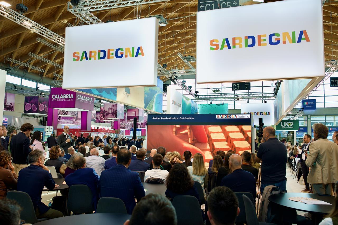 Turismo, la Sardegna cresce ancora: +4,58% di presenze nei primi 8 mesi del 2026 – I dati e il nuovo volo per gli States