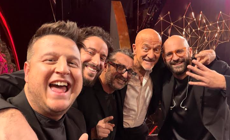 Zelig parla sassarese: Forelock torna nel regno della comicità al fianco di Roy Paci con Claudio Bisio e Vanessa Incontrada