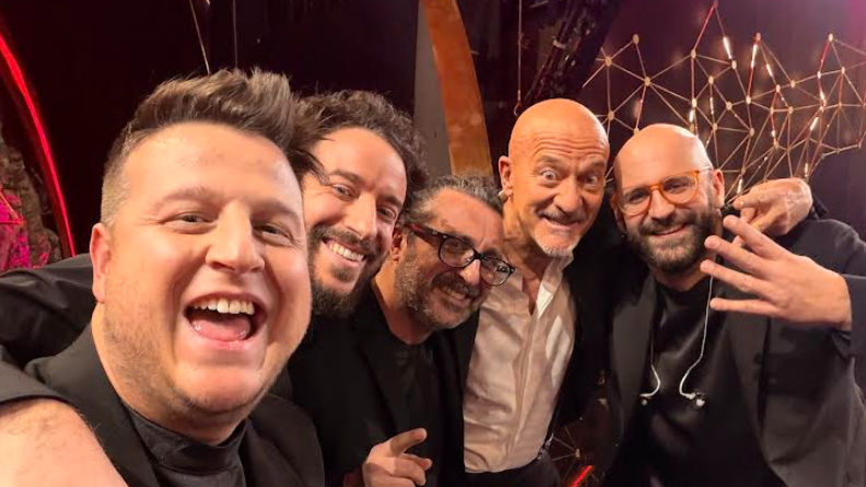Zelig parla sassarese: Forelock torna nel regno della comicità al fianco di Roy Paci con Claudio Bisio e Vanessa Incontrada
