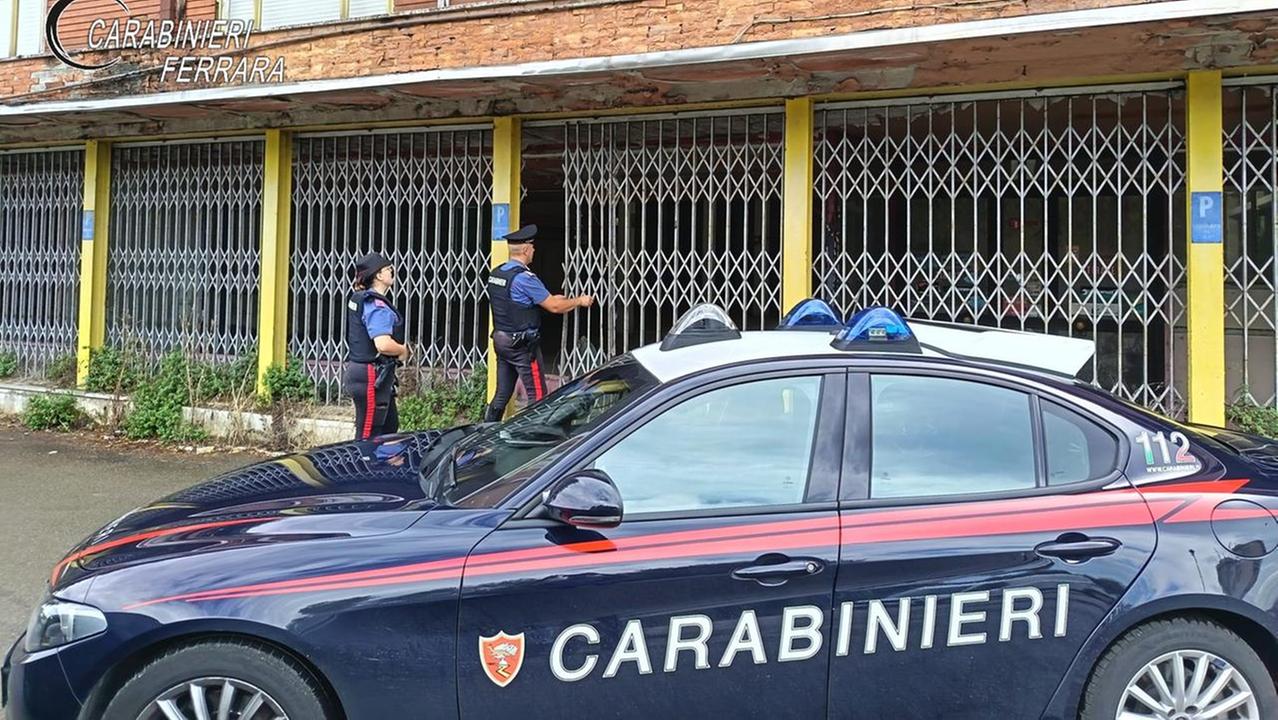 Cento, chiede aiuto dopo l’aggressione nell’ex vetreria: soccorso da un passante