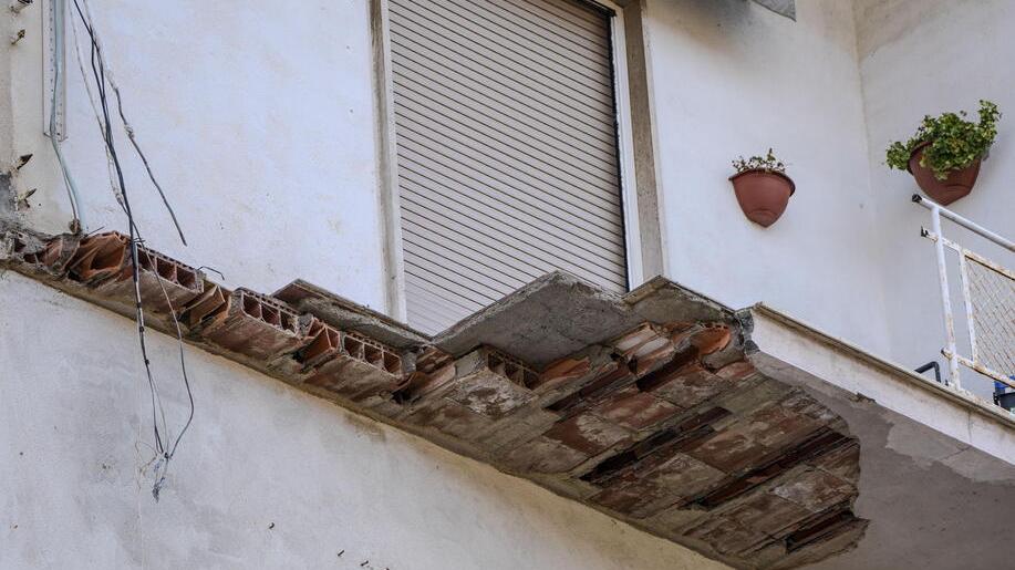 Il balcone crollato nel condominio di via Bonomo a Livorno