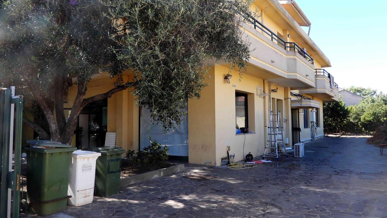 Tenta di abusare di una minorenne sul bus: migrante denunciato e allontanato