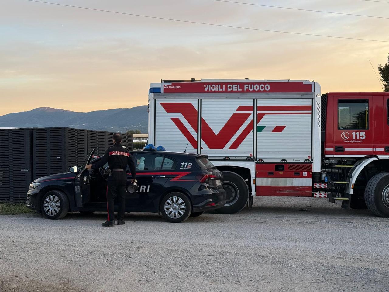 
	Carabinieri e vigili del fuoco all'esterno del vivaio (foto Nucci / Innocenti)

