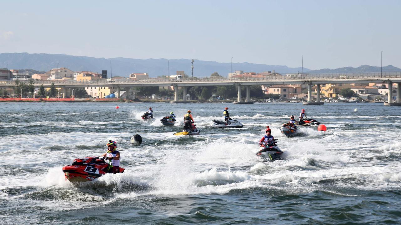 Olbia, l’Aquabike dà spettacolo al Molo Brin: in gara 160 piloti da tutto il mondo