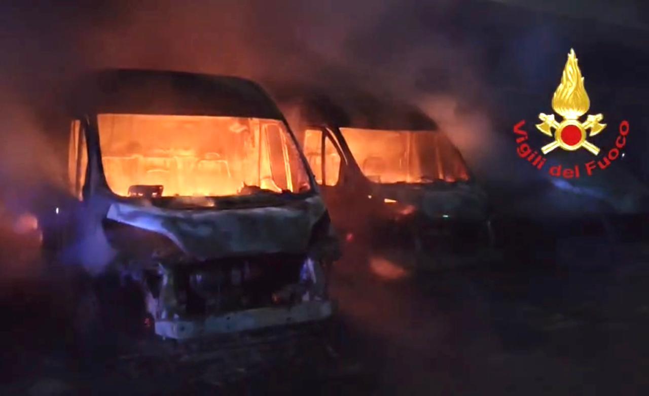 Undici furgoni a fuoco nella notte: attentato contro un’azienda logistica del sud Sardegna – Le indagini