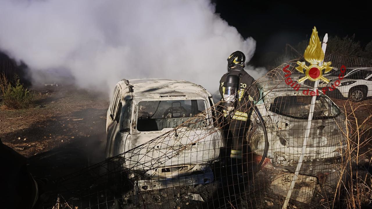 Notte infernale nel Cagliaritano, due incendi in poche ore: a fuoco auto e furgoni