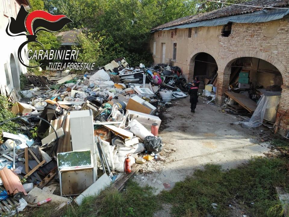 Reggio Emilia, scoperta una discarica abusiva nei campi: rifiuti scaricati e bruciati, sequestrate aree e veicoli