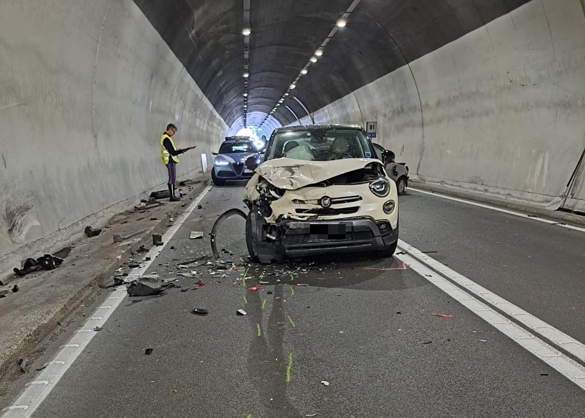 Incidente sulla Statale 63, scontro tra più auto sotto la galleria: quattro feriti