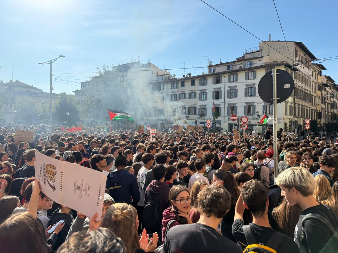 Firenze, oltre 2.000 studenti in corteo: «Se ci togliete il futuro noi vi blocchiamo il presente»