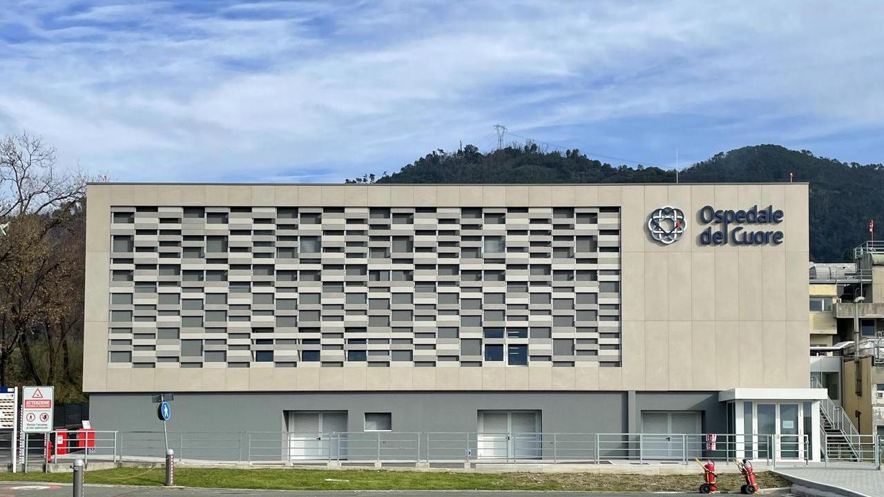 Massa, ingoia una pila: bimbo di un anno salvato dai medici di Monasterio e Meyer
