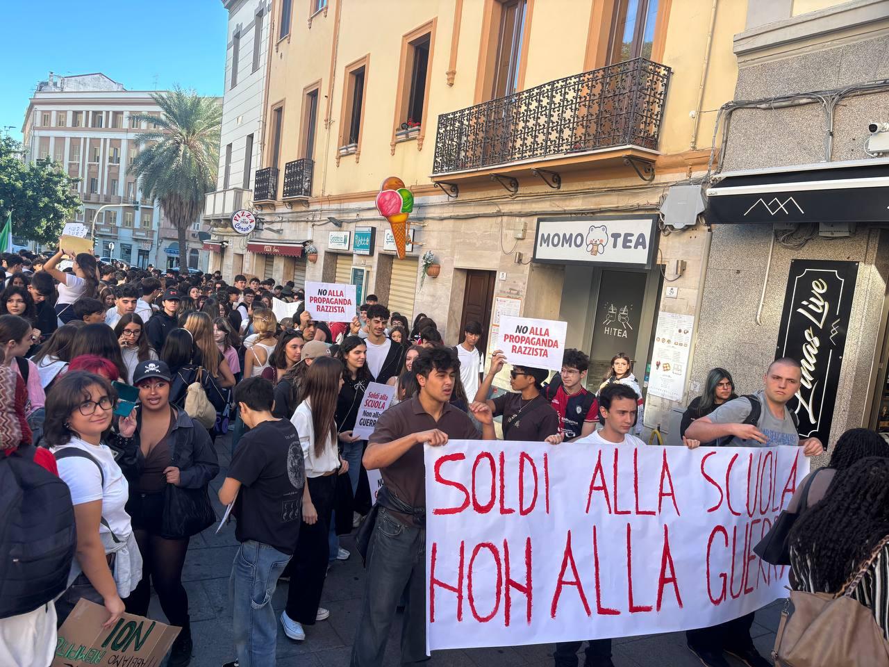 Studenti in piazza: “soldi alla scuola, non al riarmo”