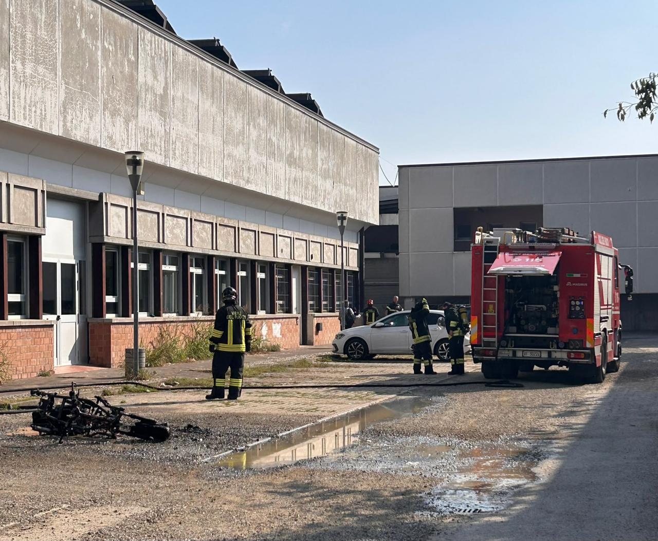 Incendio all’uscita da scuola: a fuoco il motorino di uno studente al polo di via Makallè
