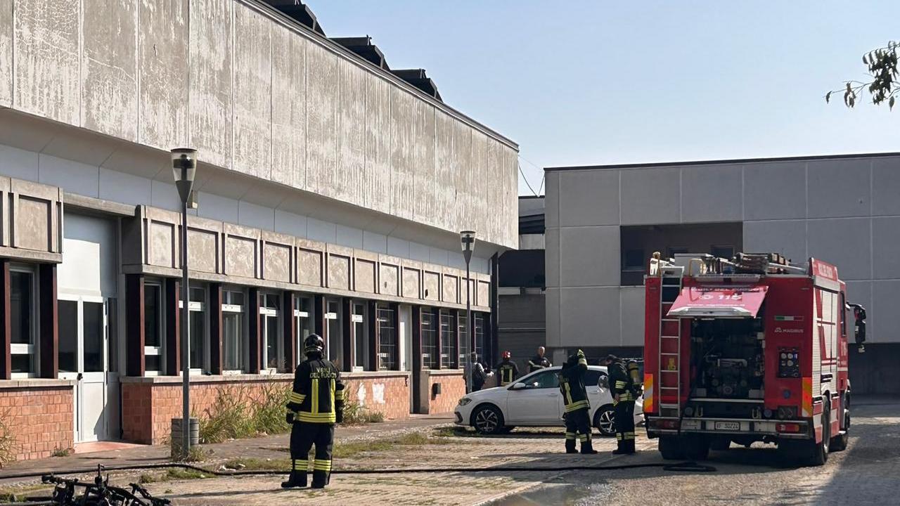 Incendio all’uscita da scuola: a fuoco il motorino di uno studente al polo di via Makallè