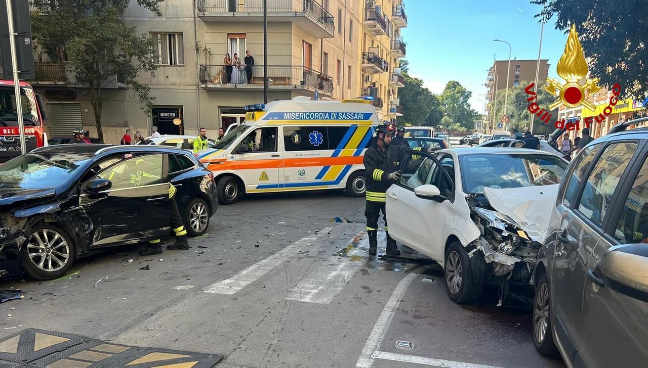 Sassari: violento scontro tra due auto, quattro vetture parcheggiate danneggiate. Tre persone in ospedale