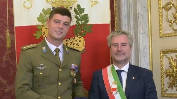 Il capitano Piergiorgio Andreucci con il sindaco Mario Pardini
