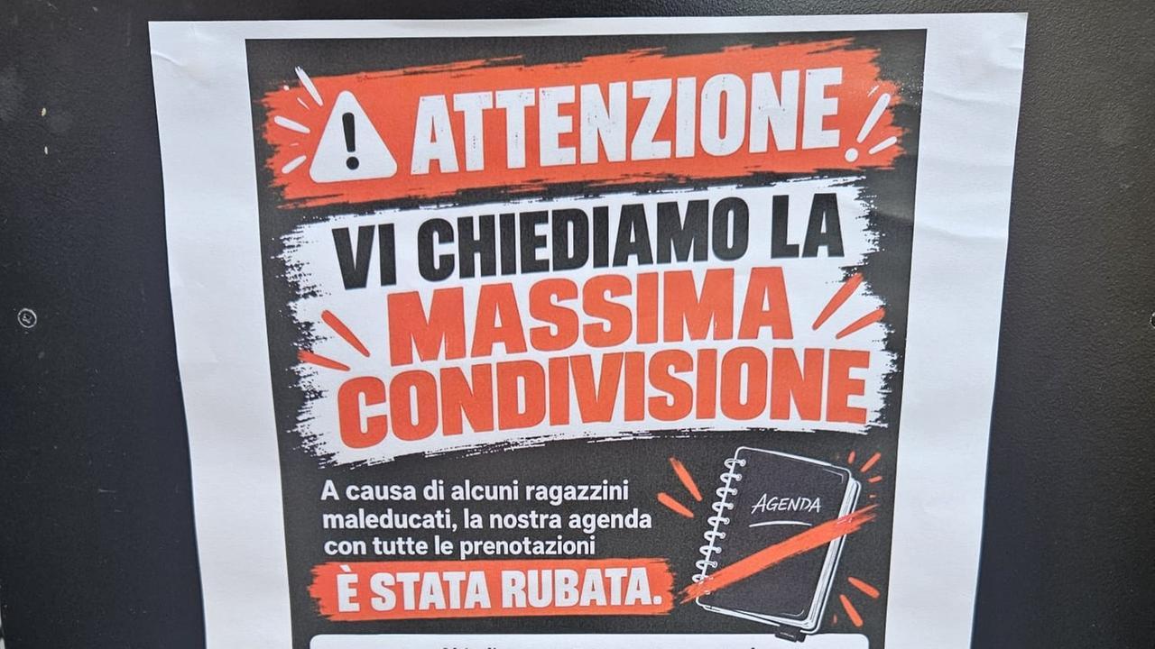 Ferrara, prende il libro delle prenotazioni e lo lancia nel fossato del Castello Estense: l’appello di Streat