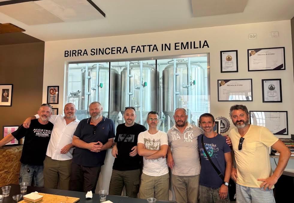 note: la prima foto sono gli organizzatori durante un corso, le altre due sempre gli organizzatori durante la gita al birrificio bandiga di campogalliano