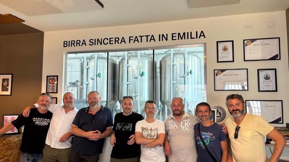 note: la prima foto sono gli organizzatori durante un corso, le altre due sempre gli organizzatori durante la gita al birrificio bandiga di campogalliano