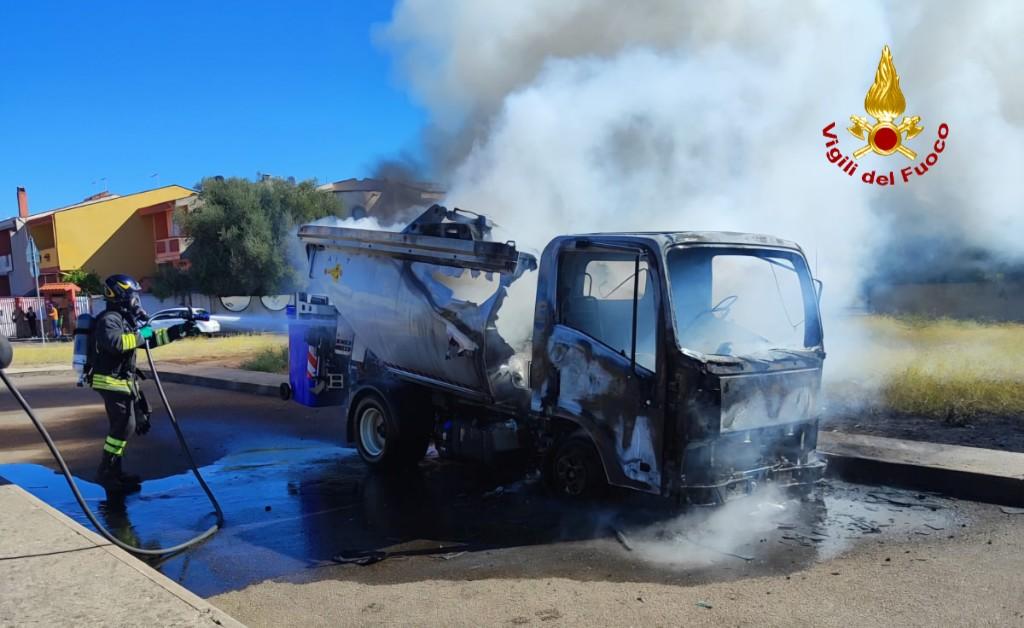 Autocompattatore dei rifiuti in fiamme