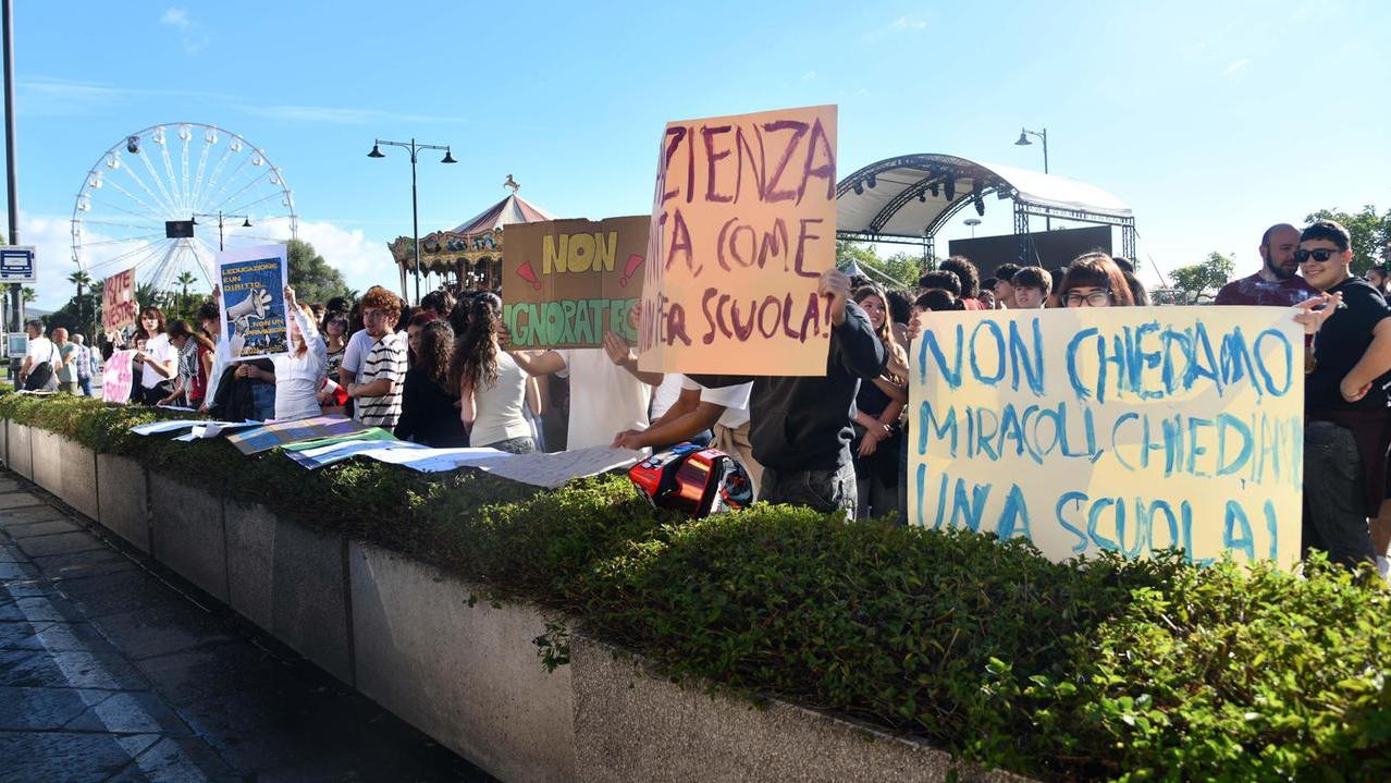 Olbia, centinaia di studenti in piazza: «Più fondi per le nostre scuole»