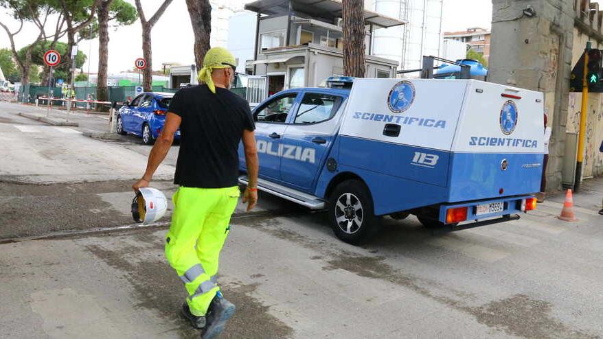 La polizia scientifica entra nel cantiere