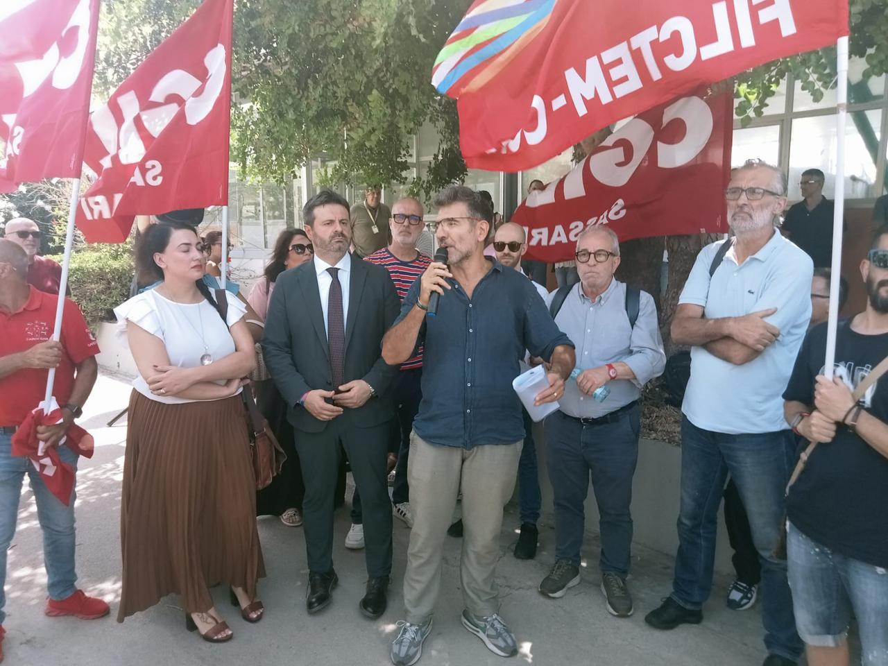 Giuseppe Mascia sindaco di Sassari con il segretario della Cgil Massimiliano Muretti durante un incontro a Porto Torres sulla Chimica Verde
