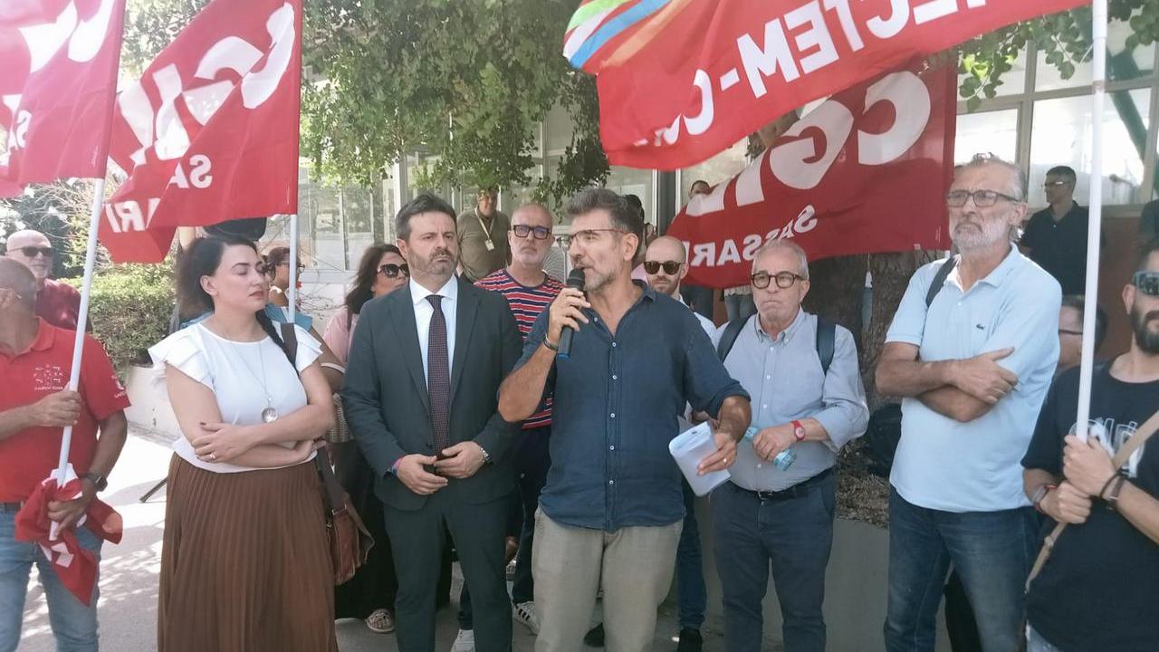 Giuseppe Mascia sindaco di Sassari con il segretario della Cgil Massimiliano Muretti durante un incontro a Porto Torres sulla Chimica Verde