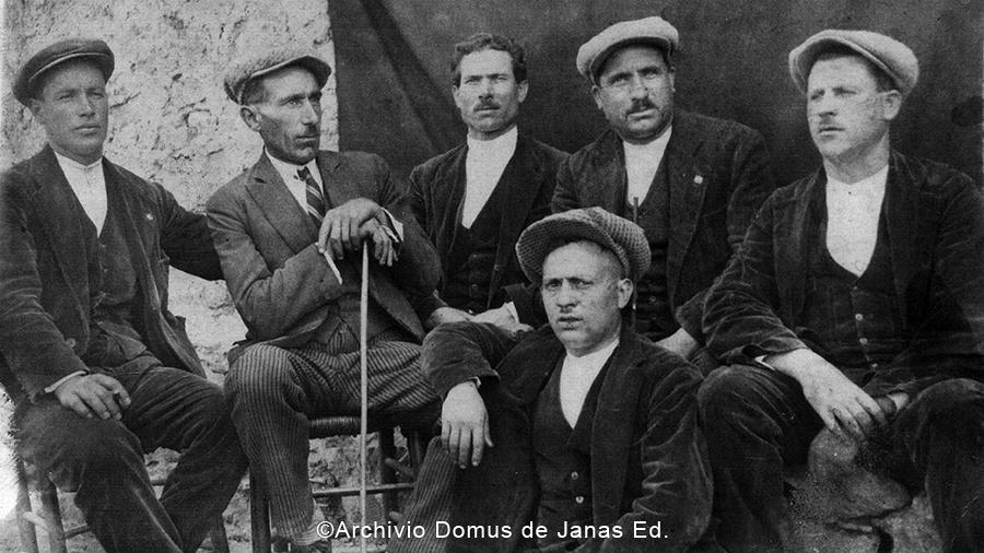 Le foto allegate, a parte quella del murale che è mia, sono tratte dall'archivio di Domus de Janas