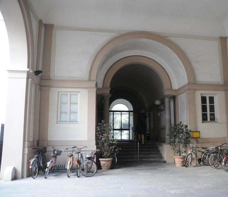 Lucca, botte e insulti razzisti al professore scambiato per il compagno della ex