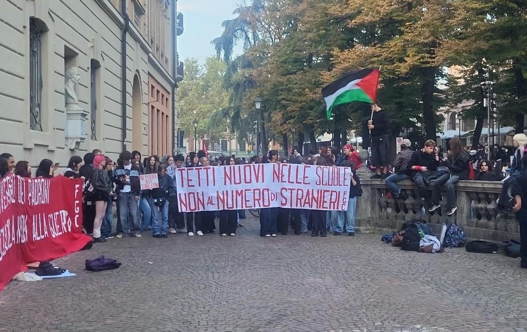 Scuola, anche gli studenti reggiani in presidio: «Tetti nuovi nelle scuole, no al numero degli stranieri»