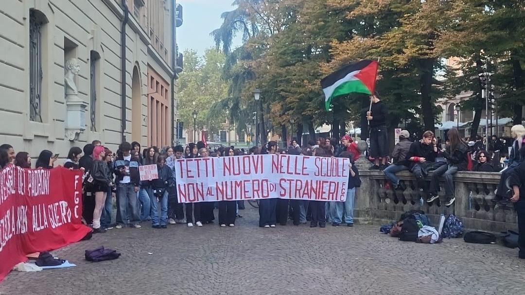 Scuola, anche gli studenti reggiani in presidio: «Tetti nuovi nelle scuole, no al numero degli stranieri»