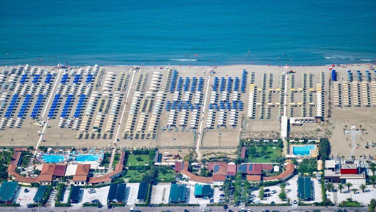 Spiagge, indennizzi: così verranno risarciti i balneari che perdono le aste – Come si calcola il valore da rimborsare