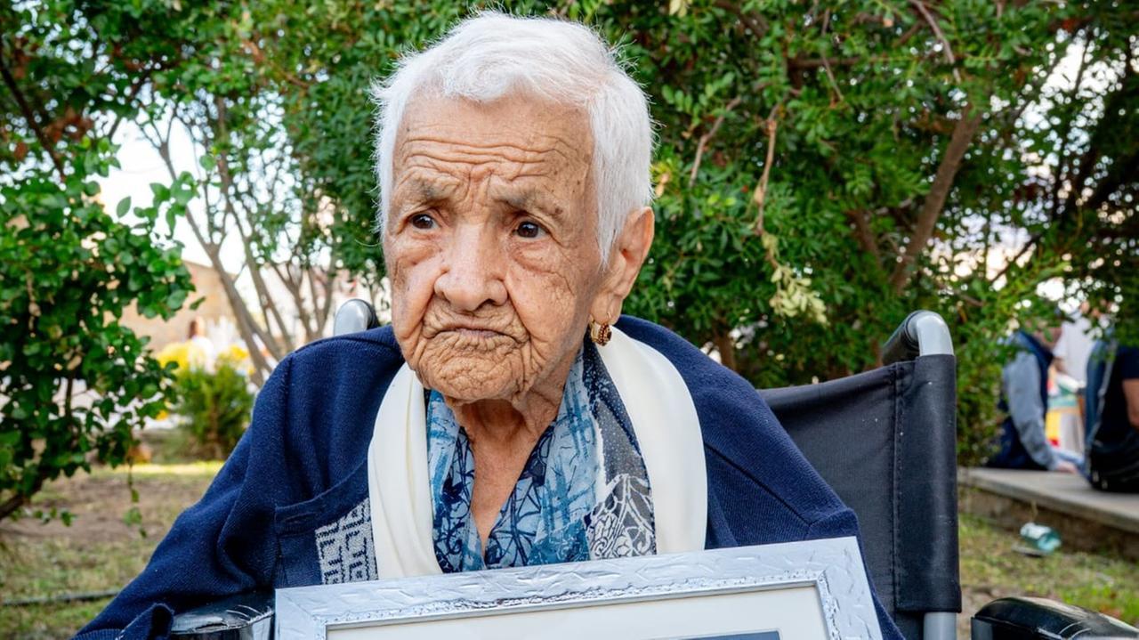 Maria Agus ha compiuto 100 anni, il suo segreto di longevità è l’ottimismo – La festa