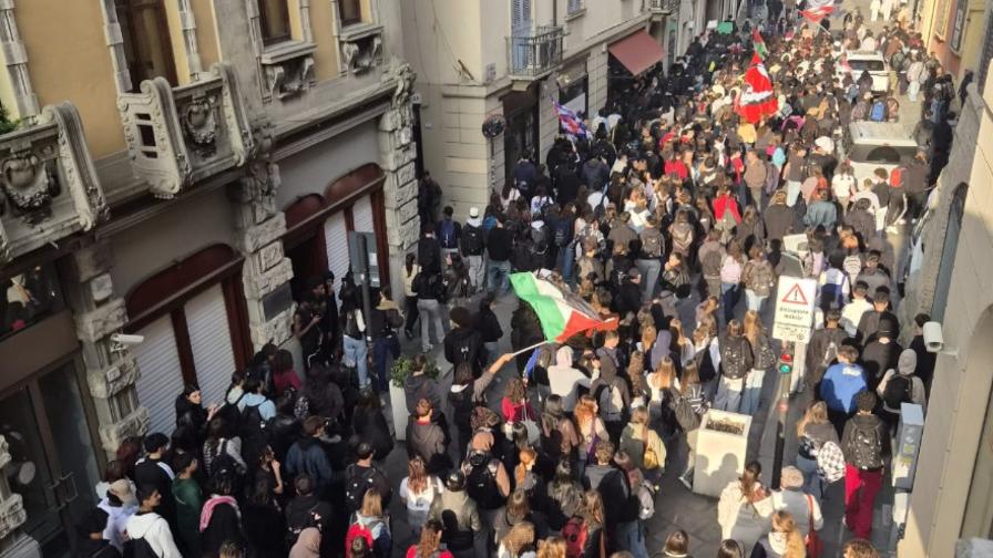 Scuola, anche gli studenti reggiani in presidio: «Tetti nuovi nelle scuole, no al numero degli stranieri»