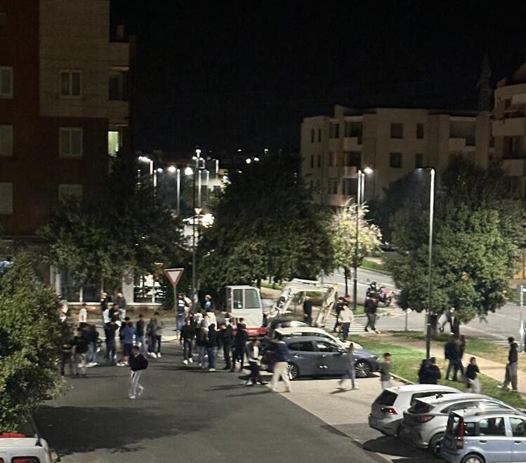 Cecina, caos e minacce in piazza Iotti: sì della polizia locale ai controlli - Denunciato un giovane per i petardi