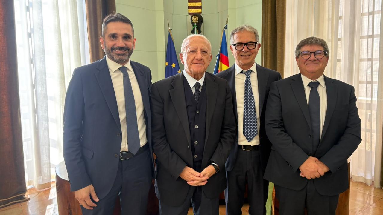 De Luca-Nizzi show: i due sindaci a ruota libera tra politica, economia e natalità. Meloni conquista lo “sceriffo”