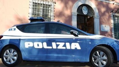 Un’auto di servizio davanti al Commissariatodi Carrara (foto d'archivio)