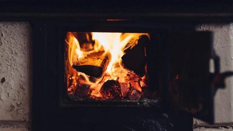 Aiuta il figlio a riparare la stufa, ma manda a fuoco la casa: papà condannato al risarcimento danni
