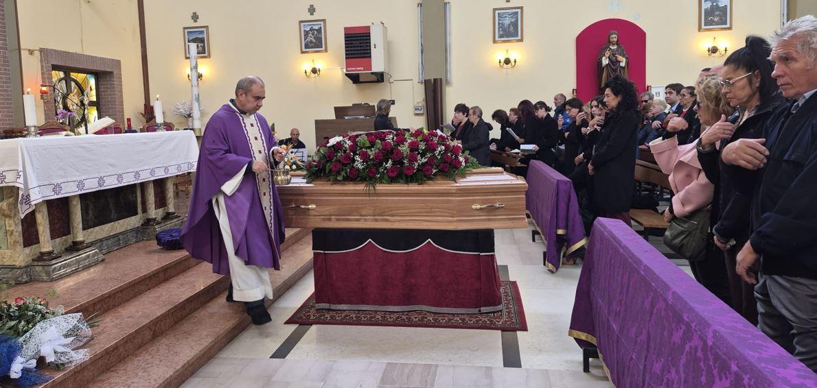Codigoro piange Menegatti: chiesa gremita per l’addio allo scultore del Delta