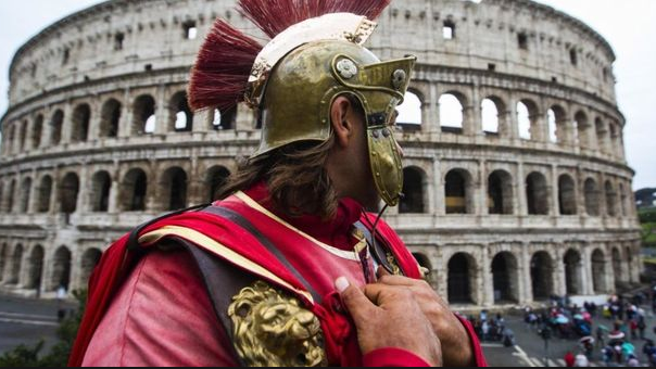 Travestito da centurione derubava i turisti al Colosseo: arrestato in Sardegna
