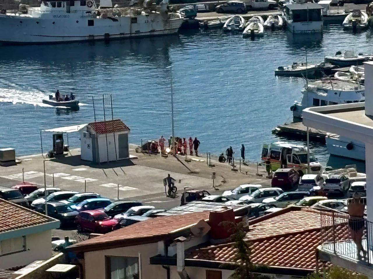 Tragedia a Cala Mariolu, si accascia per un malore e muore – Chi era la vittima