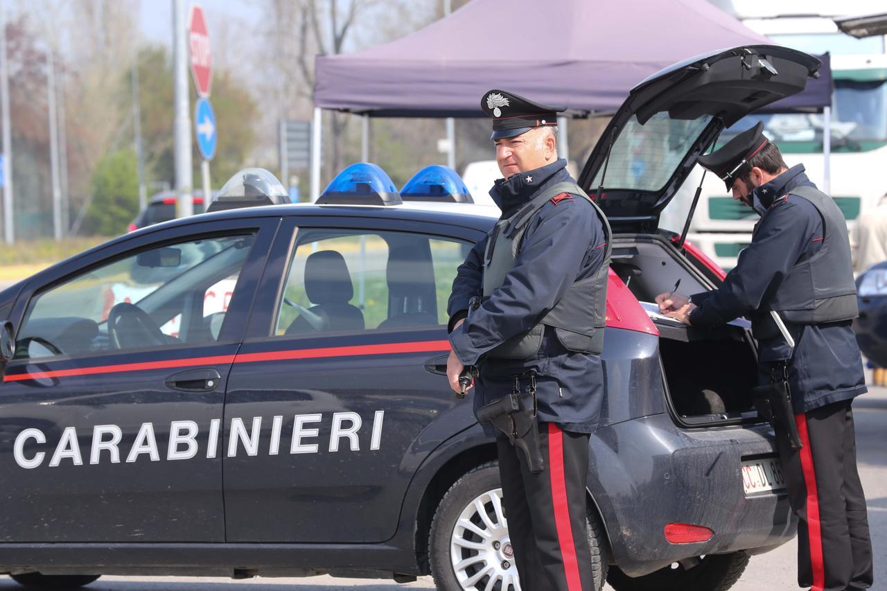 In giro su un’auto a noleggio con documenti manomessi: incastrato autore di truffe agli anziani